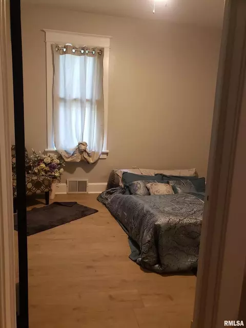 Bedroom - 212 44th St, Moline, IL 61265 photo 1 of 2