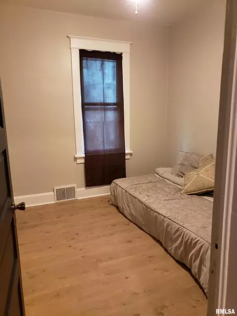 Bedroom - 212 44th St, Moline, IL 61265 photo 2 of 2