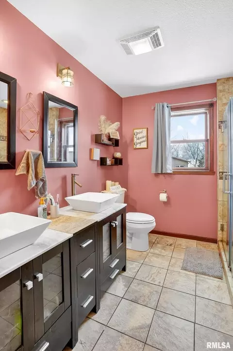 Bath - 5759 Riverview Rd, Thomson, IL 61285 photo 4 of 8