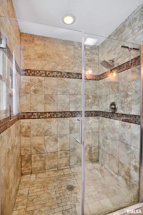 Bath - 5759 Riverview Rd, Thomson, IL 61285 photo 6 of 8
