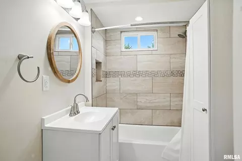 Bath - 421 16th Ave, Moline, IL 61265 photo 1 of 4