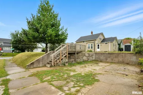 Exterior - 421 16th Ave, Moline, IL 61265 photo 1 of 3