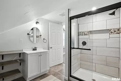 Bath - 421 16th Ave, Moline, IL 61265 photo 3 of 4