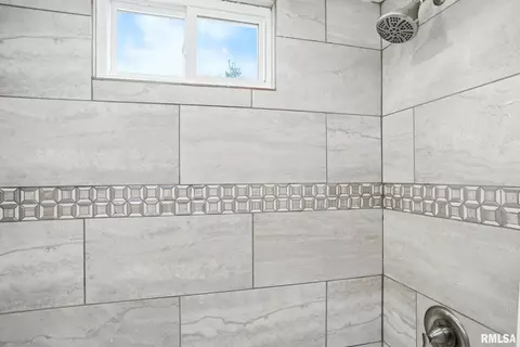 Bath - 421 16th Ave, Moline, IL 61265 photo 2 of 4