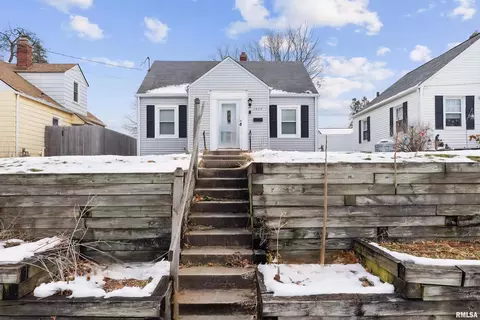 1820 33rd St, Moline, IL 61265
