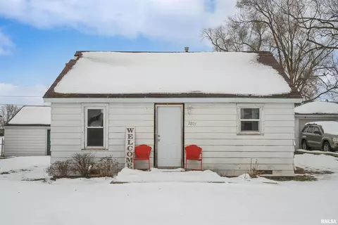 2207 4th St, Fulton, IL 61252