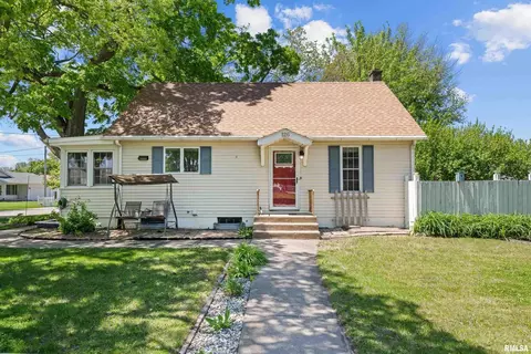 126 S Genessee St, Blue Grass, IA 52726