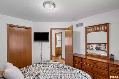 Bedroom - 973 17th Ave, Silvis, IL 61282 photo 4 of 6