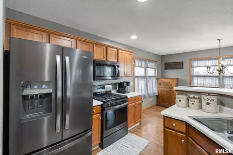 Kitchen - 973 17th Ave, Silvis, IL 61282 photo 4 of 4