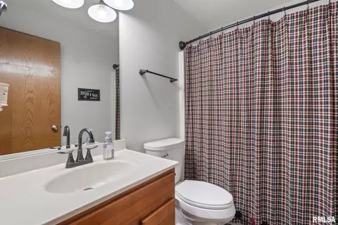Bath - 973 17th Ave, Silvis, IL 61282 photo 2 of 2