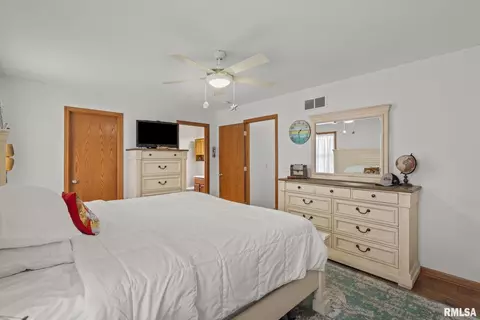 Bedroom - 973 17th Ave, Silvis, IL 61282 photo 2 of 6