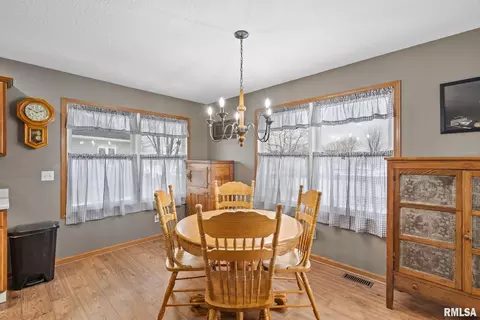 Dining - 973 17th Ave, Silvis, IL 61282 photo 2 of 3