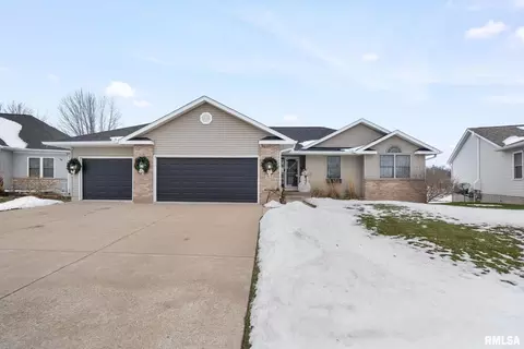 973 17th Ave, Silvis, IL 61282