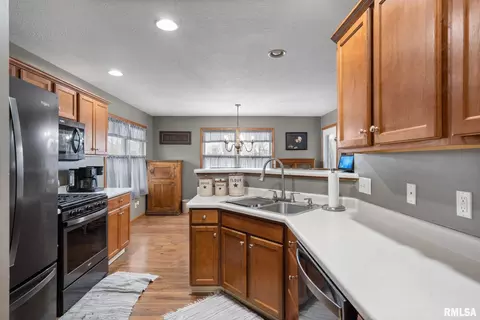 Kitchen - 973 17th Ave, Silvis, IL 61282 photo 2 of 4