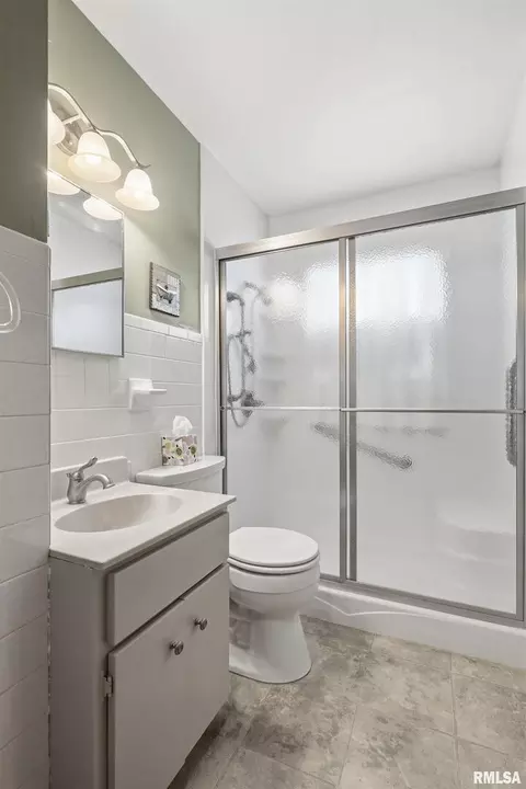Bath - 1508 32nd St, Moline, IL 61265 photo 2 of 3