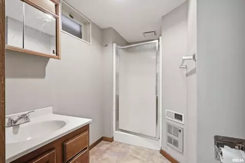 Bath - 1508 32nd St, Moline, IL 61265 photo 3 of 3