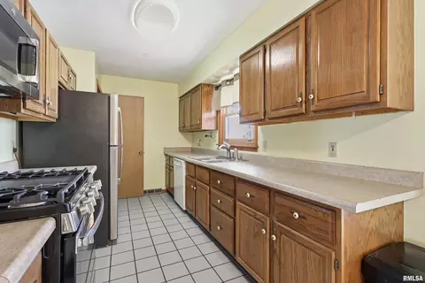 Kitchen - 1508 32nd St, Moline, IL 61265 photo 2 of 3