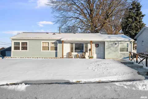 2327 Washington Ln, Davenport, IA 52804