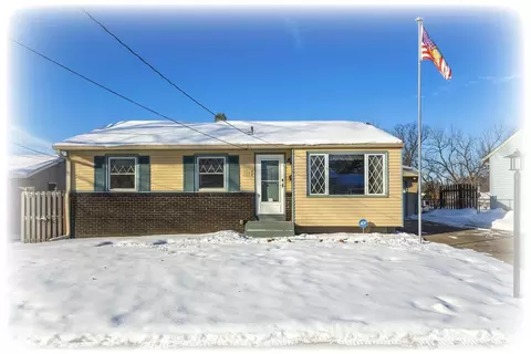 1110 Hillandale Rd, Davenport, IA 52804