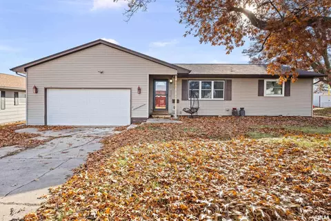 201 12th St, Dewitt, IA 52742