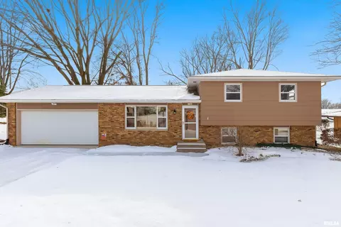 1103 15th St, Dewitt, IA 52742