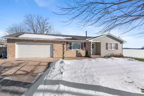 801 S Mississippi St, Blue Grass, IA 52726