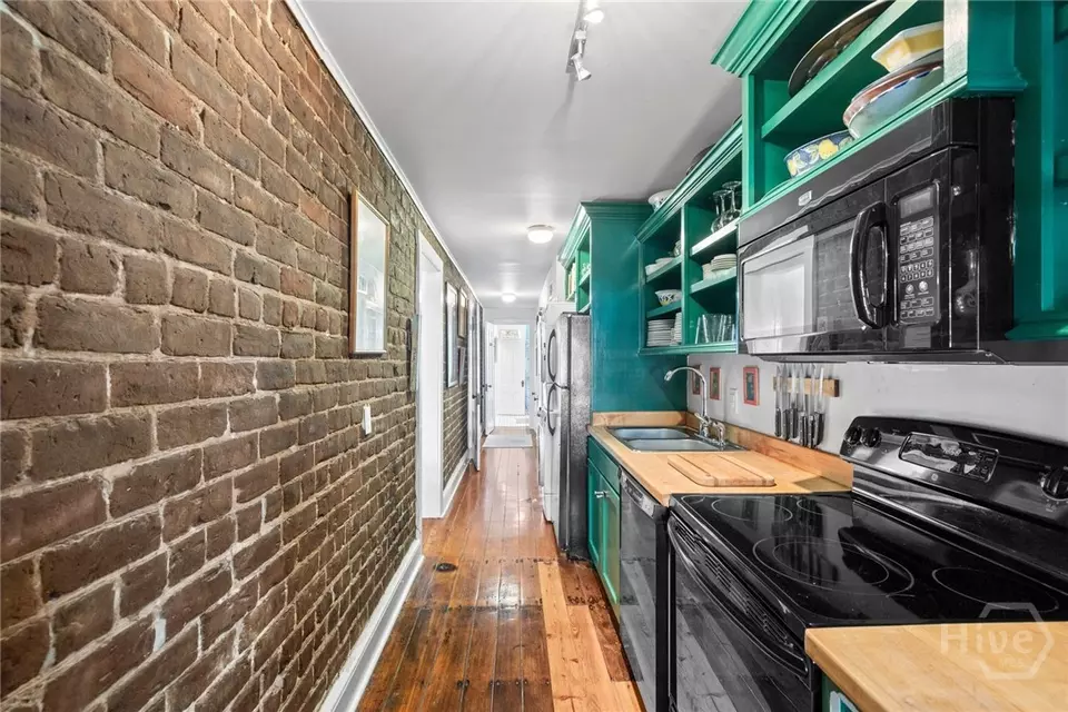 Entry Way - 117 W Gaston St, Savannah, GA 31401 photo 4 of 5