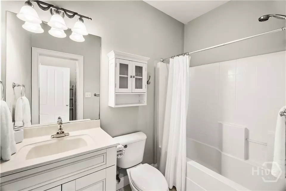 Bath - 409 E Park Ave, Savannah, GA 31401 photo 2 of 3