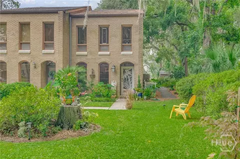 1 E 67th St #1, Savannah, GA 31405