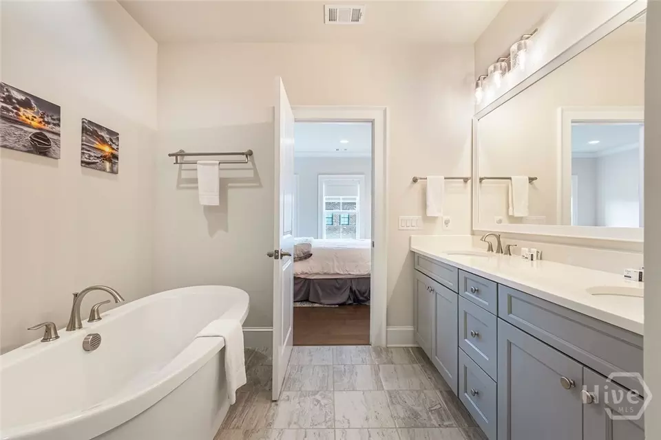 Bath - 453 Port St, Savannah, GA 31401 photo 2 of 4