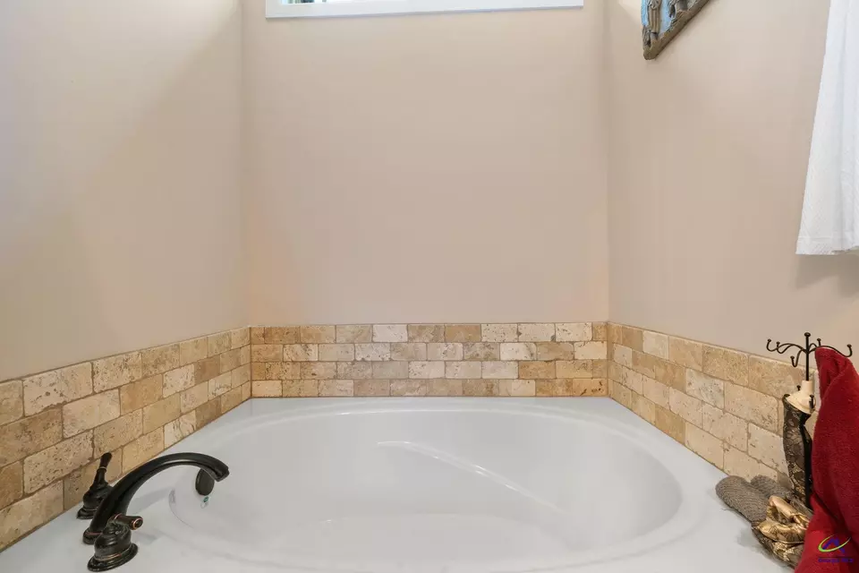 Bath - 147 Summer Grove Ln, Macon, GA 31206 photo 3 of 6