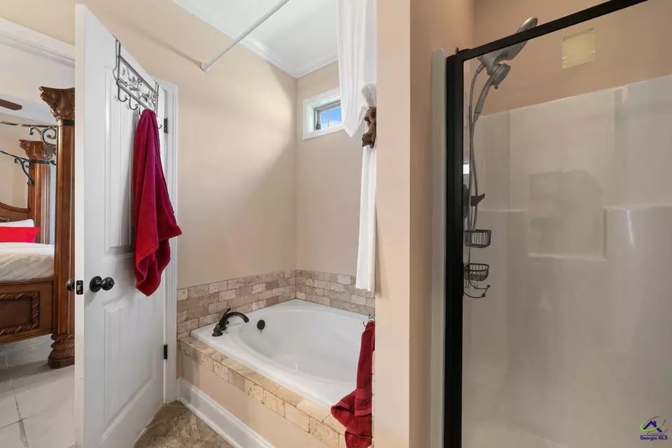 Bath - 147 Summer Grove Ln, Macon, GA 31206 photo 4 of 6