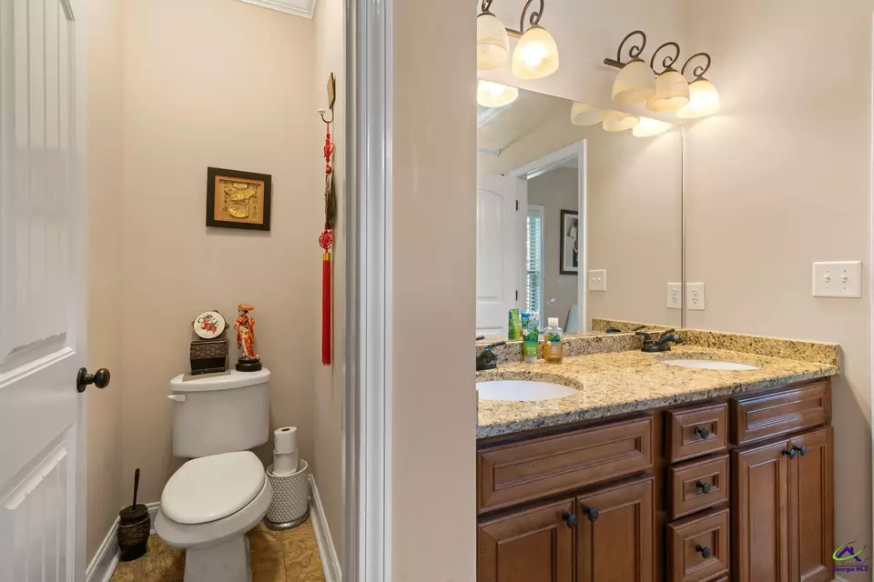 Bath - 147 Summer Grove Ln, Macon, GA 31206 photo 5 of 6
