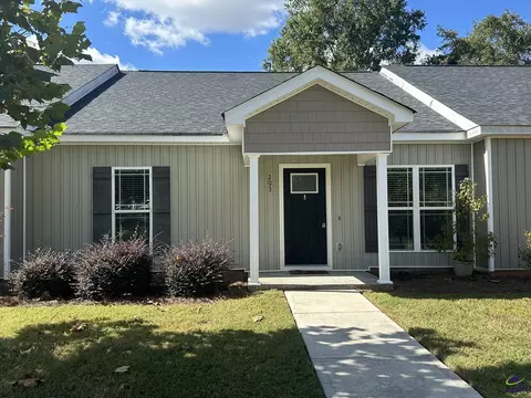 203 Washington Place Dr, Perry, GA 31069
