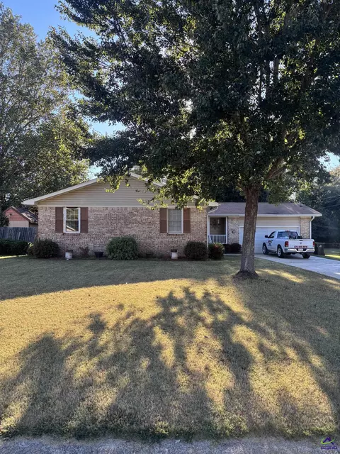 719 Meadowridge Dr, Warner Robins, GA 31093