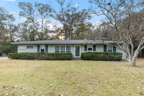 89 Jordan Dr, Hawkinsville, GA 31036