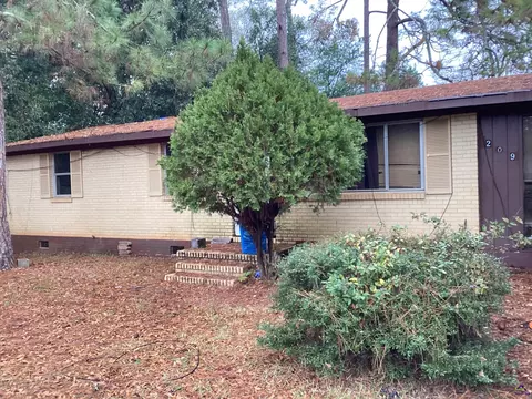 209 E Valley Dr, Fort Valley, GA 31030