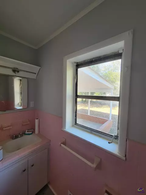 Bath - 161 E Cherry St, Cochran, GA 31014 photo 2 of 3