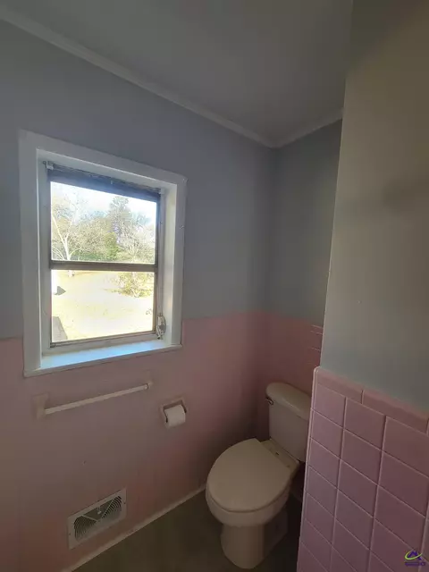 Bath - 161 E Cherry St, Cochran, GA 31014 photo 1 of 3