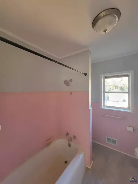 Bath - 161 E Cherry St, Cochran, GA 31014 photo 3 of 3