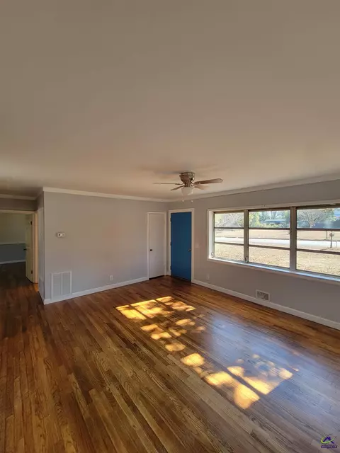 Living - 161 E Cherry St, Cochran, GA 31014 photo 3 of 5
