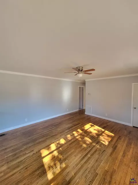 Living - 161 E Cherry St, Cochran, GA 31014 photo 2 of 5