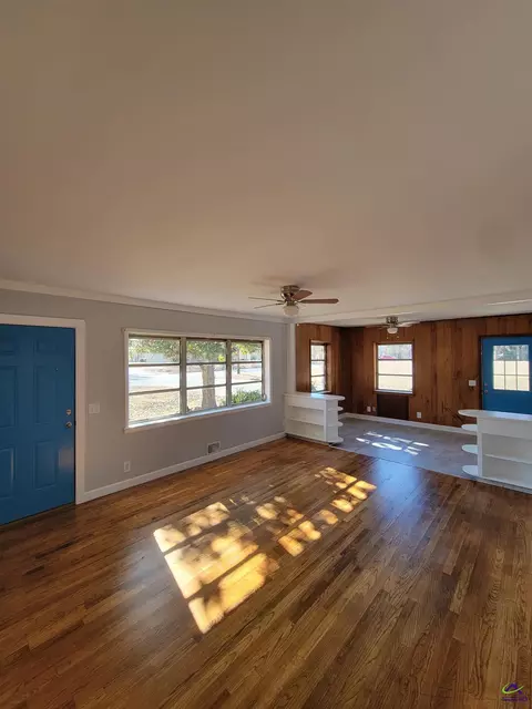 Living - 161 E Cherry St, Cochran, GA 31014 photo 5 of 5