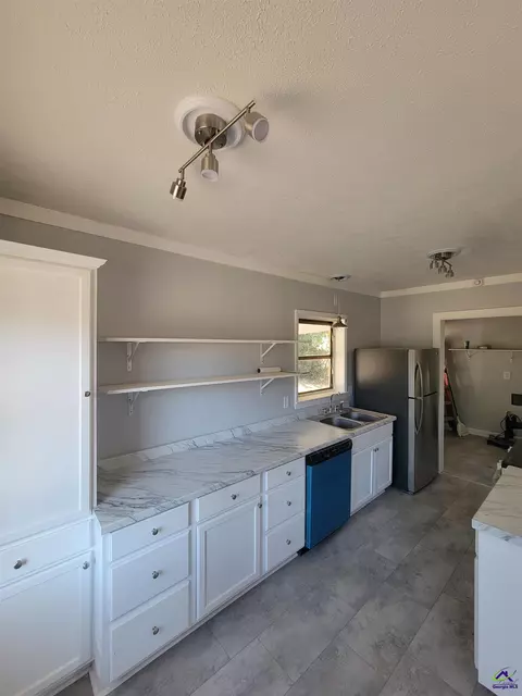 Kitchen - 161 E Cherry St, Cochran, GA 31014 photo 3 of 4