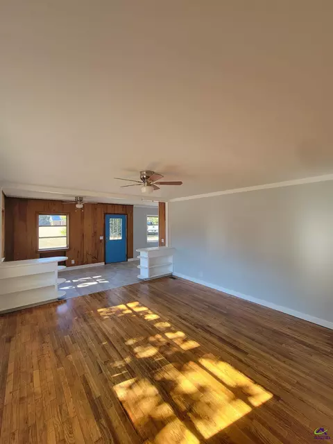 Living - 161 E Cherry St, Cochran, GA 31014 photo 4 of 5