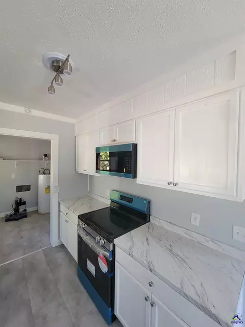 Kitchen - 161 E Cherry St, Cochran, GA 31014 photo 2 of 4