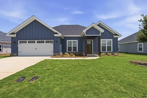 202 Sugar Creek Trl, Perry, GA 31069