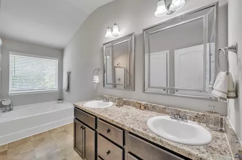 Bath - 215 Tyndall Way, Perry, GA 31069 photo 1 of 3