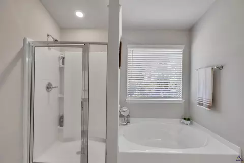 Bath - 215 Tyndall Way, Perry, GA 31069 photo 2 of 3