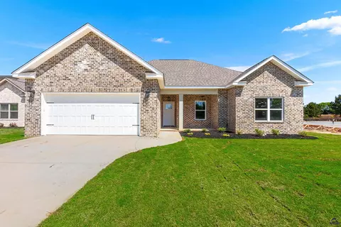 124 Early Dr, Byron, GA 31008